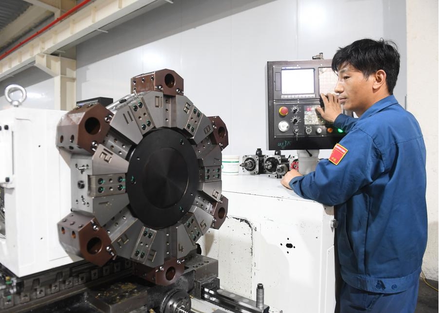 Un trabajador verifica datos de prueba de una torre de cuchillas fabricada en Taizhou Eastern CNC Technology Co., Ltd. en Wenling, Taizhou, en la provincia oriental china de Zhejiang, el 29 de febrero de 2024. (Xinhua/Weng Xinyang)