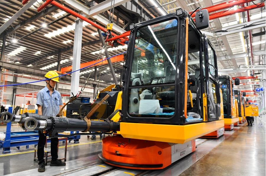 Un trabajador opera una grúa en la Fábrica Inteligente de Excavadoras Liugong, en Liuzhou, ciudad de la región autónoma de la etnia zhuang de Guangxi, en el sur de China, el 10 de mayo de 2024. (Xinhua/Jin Haoyuan)