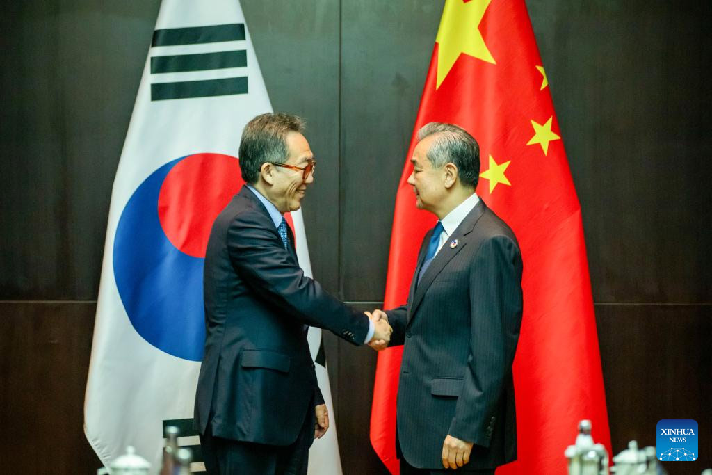 Relaciones China-República de Corea no pueden dañarse, afirma canciller chino