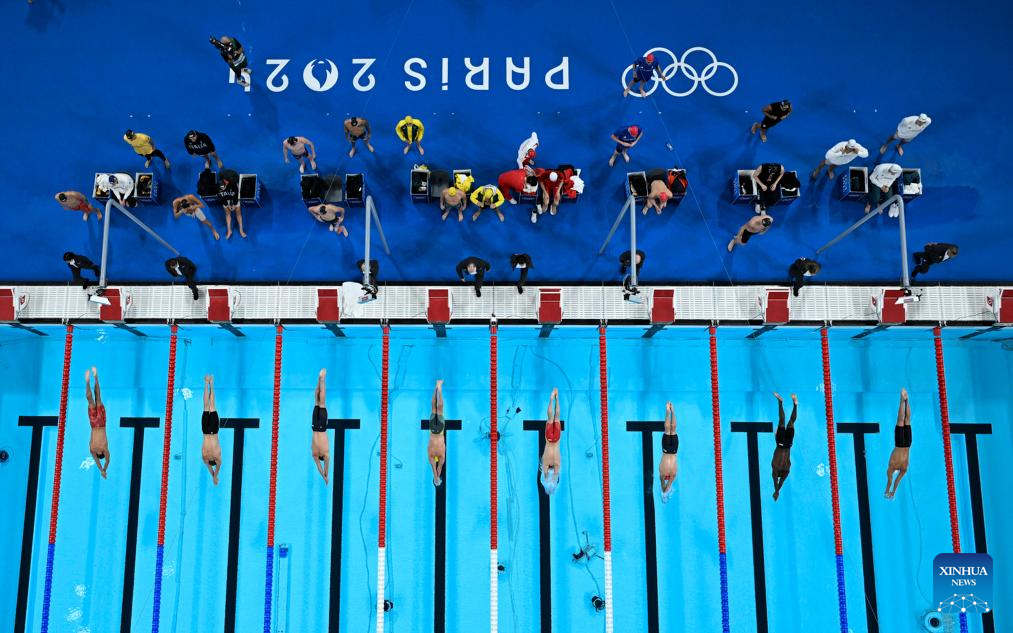 Equipo de China compite durante la final de relevos 4x100m estilo libre masculino de natación en los Juegos Olímpicos de París 2024