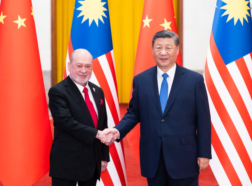 Xi se reúne con rey de Malasia