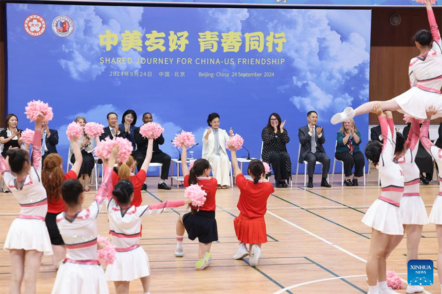 Peng Liyuan asiste a actividad de intercambio cultural y deportivo entre jóvenes de China y EEUU en Beijing