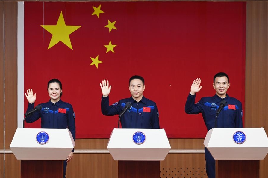 Los astronautas chinos Cai Xuzhe (C), Song Lingdong (D) y Wang Haoze, que llevarán a cabo la misión de vuelo espacial Shenzhou-19, se reúnen con los medios de comunicación en el Centro de Lanzamiento de Satélites de Jiuquan, en el noroeste de China, el 29 de octubre de 2024. (Xinhua/Li Xin)