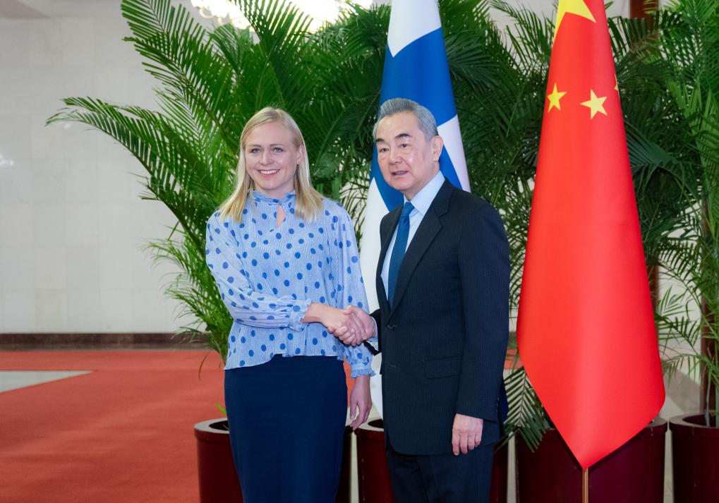 Ministro de Relaciones Exteriores de China se reúne con su homóloga finlandesa