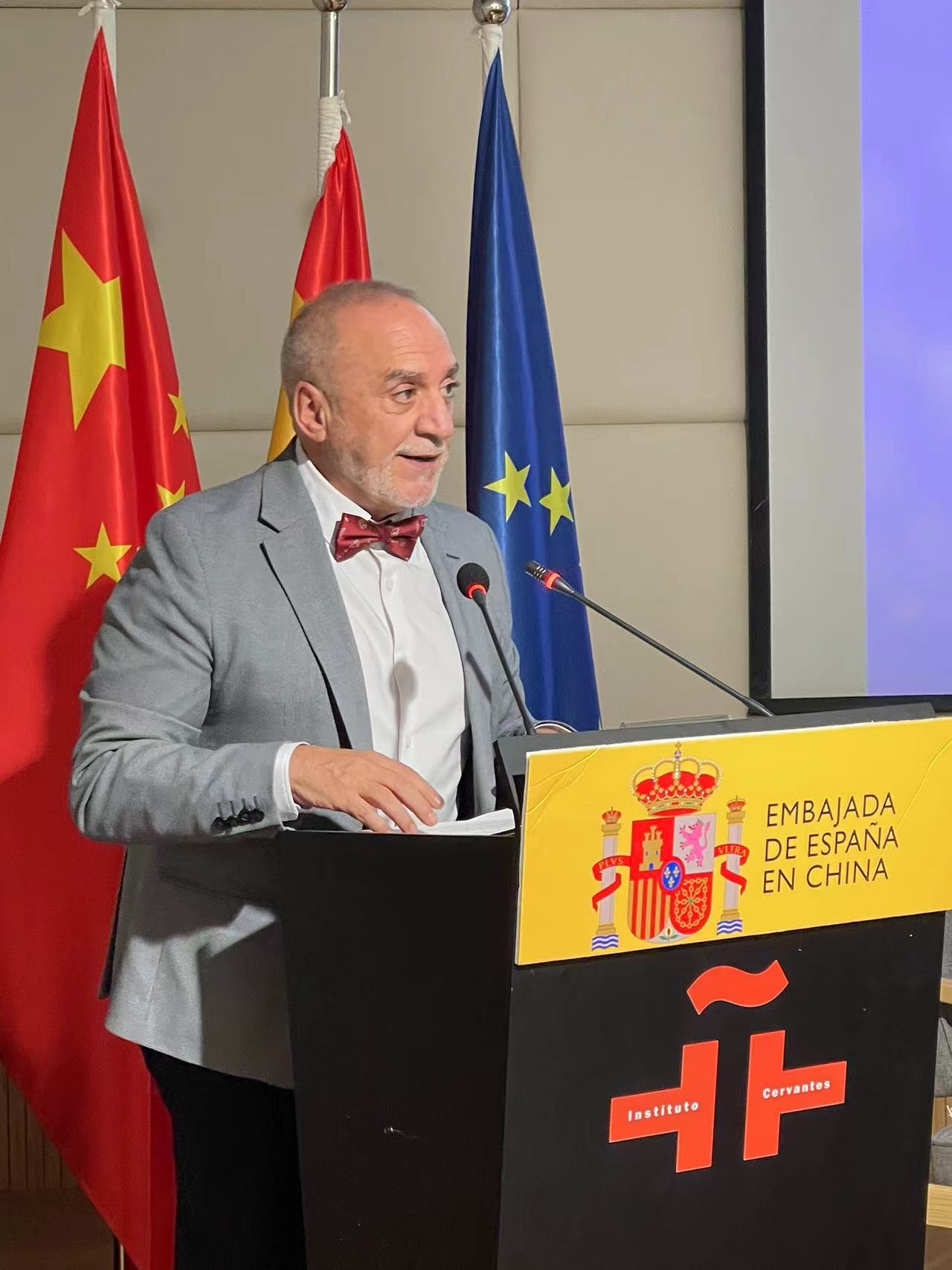 Juan Cruz Cigudosa, Secretario de Estado de Ciencia, Innovación y Universidades de España, interviene durante el panel “China, España e Iberoamérica: redes sociales de conocimiento para afrontar retos globales”, celebrado en el Instituto Cervantes de Beijing, 30 de noviembre del 2024. (Foto: YAC)