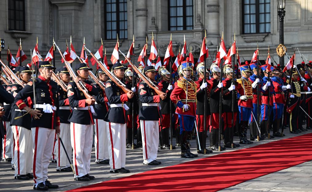 Xi asiste a ceremonia de bienvenida organizada por presidenta peruana Boluarte