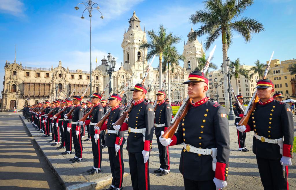 Xi asiste a ceremonia de bienvenida organizada por presidenta peruana Boluarte