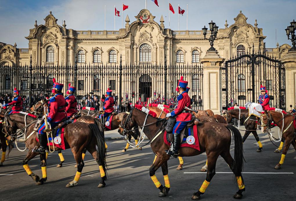 Xi asiste a ceremonia de bienvenida organizada por presidenta peruana Boluarte