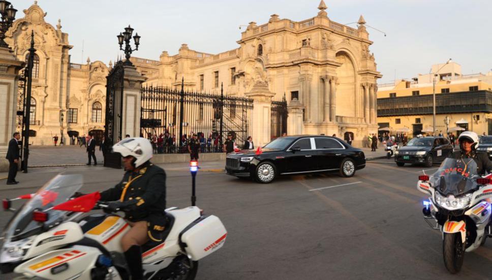 Xi asiste a ceremonia de bienvenida organizada por presidenta peruana Boluarte                    El presidente de China, Xi Jinping, asistió hoy jueves a una gran ceremonia de bienvenida organizada por la presidenta de Perú, Dina Boluarte.