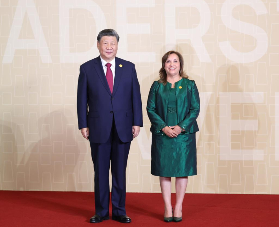 El presidente chino, Xi Jinping, es recibido calurosamente por la presidenta peruana, Dina Boluarte, a su llegada a la 31ª Reunión de Líderes Económicos de APEC en el Centro de Convenciones de Lima, en Lima, Perú, el 16 de noviembre de 2024. Xi pronunció el sábado un discurso importante en la reunión titulado "Asumir Juntos las Responsabilidades de Nuestro Tiempo y Promover Juntos el Desarrollo de Asia-Pacífico". (Xinhua/Huang Jingwen) 