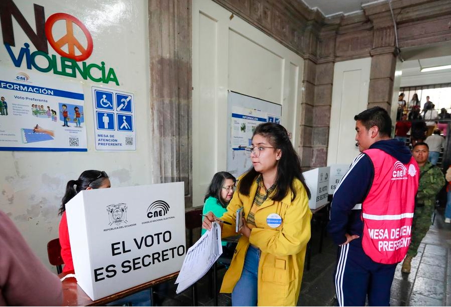 Una mujer emite su voto en un colegio electoral, en la ciudad de Quito, Ecuador, el 9 de febrero de 2025. (Xinhua/Ricardo Landeta)