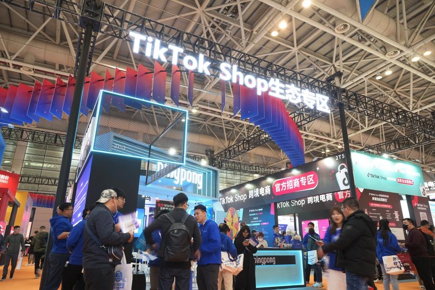 Personas visitan el estand de la Tienda de TikTok, durante la IV Feria de Comercio Electrónico Transfronterizo de China, en Fuzhou, en la provincia de Fujian, en el sureste de China, el 18 de marzo de 2024. (Xinhua/Lin Shanchuan)