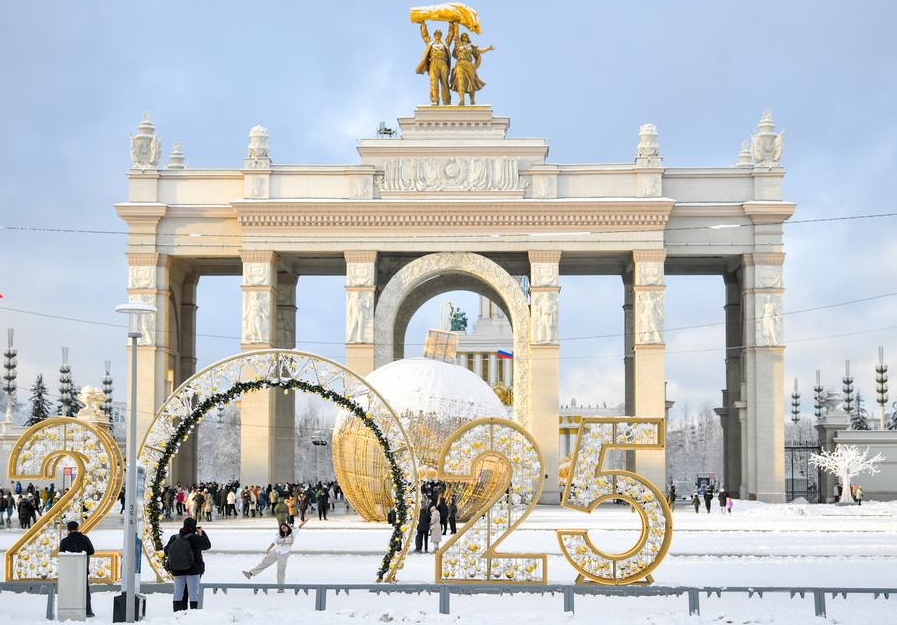 Una mujer posa para fotografías con decoraciones de Año Nuevo, en Moscú, Rusia, el 31 de diciembre de 2024. (Xinhua/Alexander Zemlianichenko Jr)