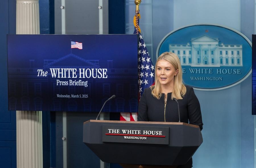 La secretaria de Prensa de la Casa Blanca, Karoline Leavitt, habla en una conferencia de prensa en la Casa Blanca, en Washington, D.C., Estados Unidos, el 5 de marzo de 2025. La Casa Blanca informó el miércoles que la administración Trump mantiene conversaciones directas con Hamás dirigidas a liberar a los rehenes. (Xinhua/Hu Yousong) 