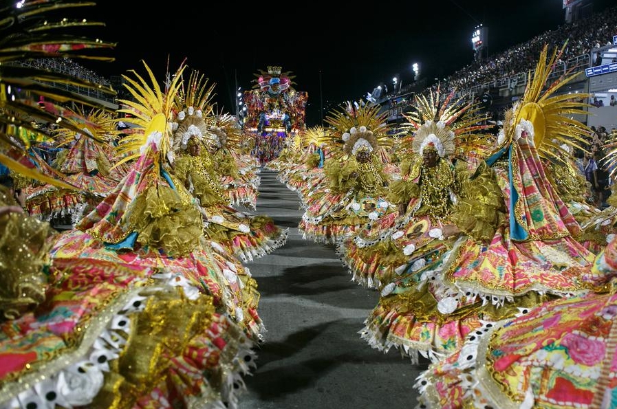 Juerguistas participan en un desfile de Carnaval, en el Sambódromo, en Río de Janeiro, Brasil, el 5 de marzo de 2025. (Xinhua/Claudia Martini) 