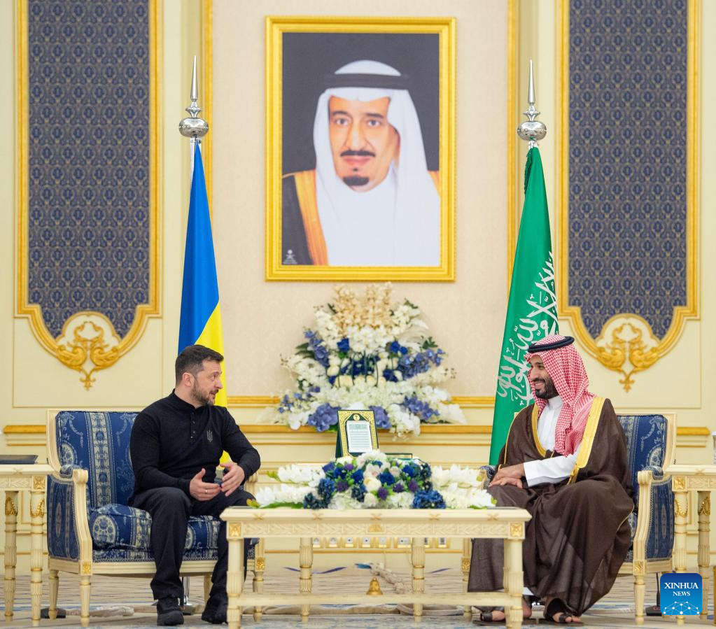 Príncipe heredero saudí se reúne con Zelensky