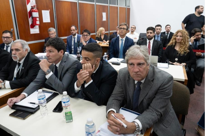 El psicólogo Carlos Díaz (2-d-frente) y la doctora Nancy Forlini (d-atrás) reaccionan durante el inicio del juicio por la muerte del exastro argentino del fútbol Diego Armando Maradona en los Tribunales de San Isidro, en la ciudad de Buenos Aires, capital de Argentina, el 11 de marzo de 2025. (Xinhua/Martín Zabala)