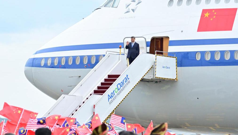 Xi llega a Kuala Lumpur para realizar visita de Estado a Malasia                    El presidente chino, Xi Jinping, llegó hoy martes a Kuala Lumpur para llevar a cabo una visita de Estado a Malasia.El mandatario chino recibió una calurosa acogida de parte del primer ministro malasio, Anwar Ibrahim, en el Aeropuerto Internacional de Kuala Lumpur.