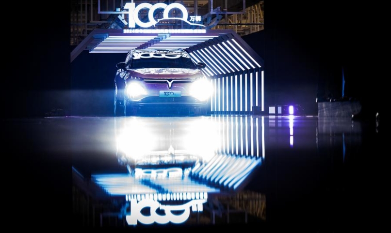 Imagen de la ceremonia realizada para celebrar el hito que significó que la producción de vehículos de nueva energía de China superara por primera vez los 10 millones de unidades, en Wuhan, capital de la provincia de Hubei, en el centro de China, el 14 de noviembre de 2024. (Xinhua/Xiao Yijiu)