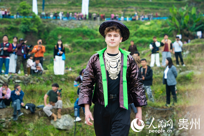 Se celebra desfile de moda étnica en las terrazas Jiabang de Congjiang, Guizhou