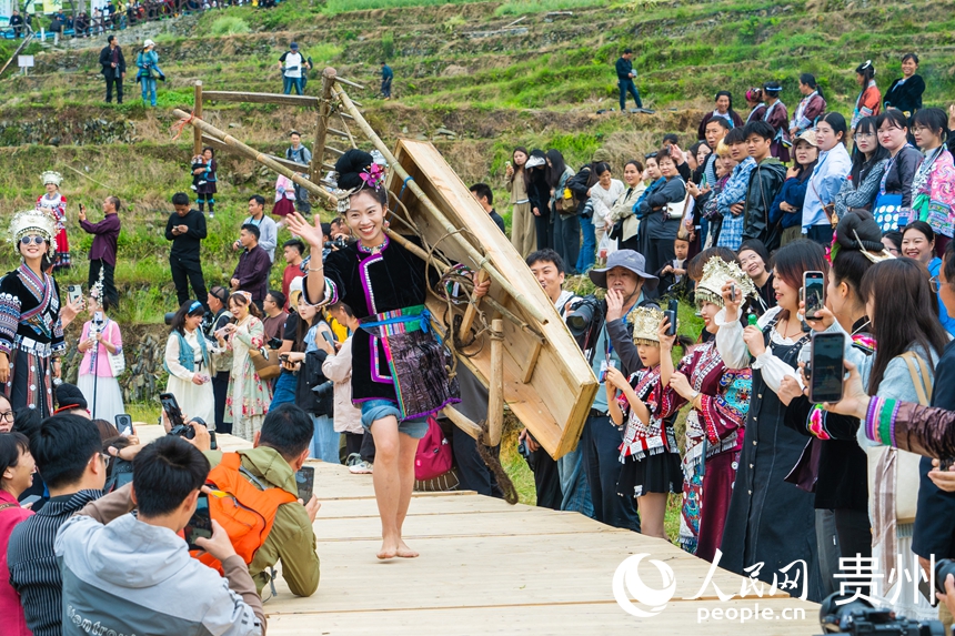 Se celebra desfile de moda étnica en las terrazas Jiabang de Congjiang, Guizhou
