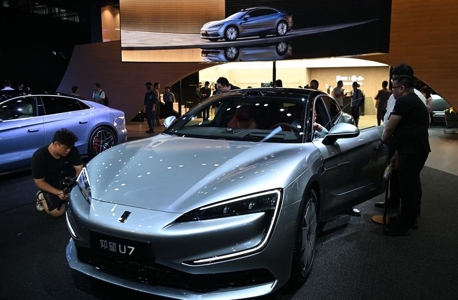 El modelo Yangwang U7 de la automotriz china BYD es exhibido en la 22ª Exposición Internacional del Automóvil de Guangzhou, en el Complejo de la Feria de Importaciones y Exportaciones de China, en Guangzhou, capital de la provincia de Guangdong, en el sur de China, el 15 de noviembre de 2024. (Xinhua/Deng Hua)