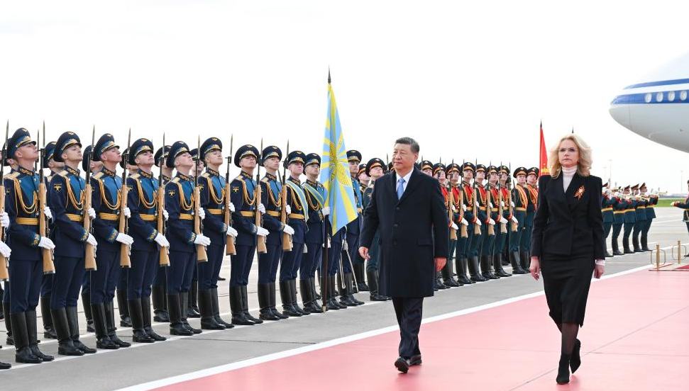 Xi dice que China y Rusia han encontrado el camino correcto de interacciones entre Estados de grandes países vecinos                    El presidente de China, Xi Jinping, dijo hoy miércoles en Moscú que China y Rusia han encontrado el camino correcto de interacciones entre Estados de grandes países vecinos.