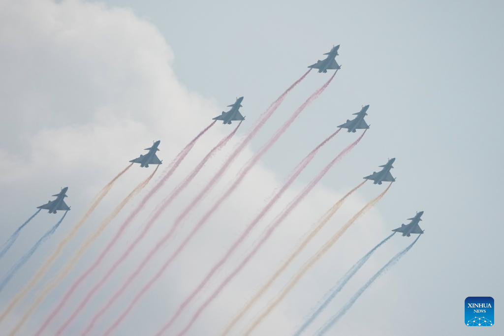 Desfile de Día de la Victoria de China concluye con escalón aéreo acrobático