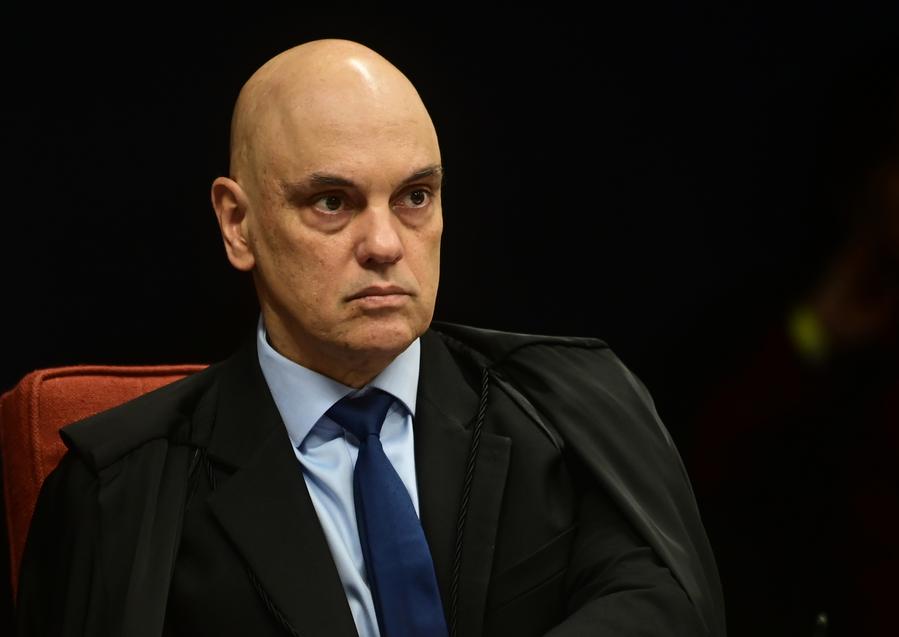 Alexandre de Moraes, juez del Supremo Tribunal Federal de Brasil, asiste al segundo día del juicio contra el expresidente brasileño Jair Bolsonaro y otros siete ex altos funcionarios y militares, acusados de liderar una trama golpista para revertir los resultados de las elecciones de 2022, en Brasilia, capital de Brasil, el 3 de septiembre de 2025. (Xinhua/Lucio Tavora) 