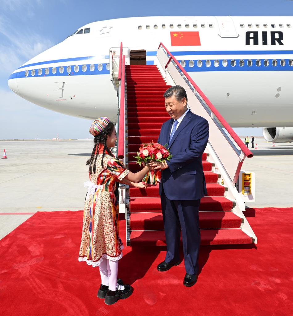 El presidente chino, Xi Jinping, también secretario general del Comité Central del Partido Comunista de China y presidente de la Comisión Militar Central, recibe un ramo de flores de una niña a su llegada a Urumqi, en la región autónoma uygur de Xinjiang, en el noroeste de China, el 23 de septiembre de 2025. Xi, encabezando una delegación central, llegó el martes a Urumqi, capital de la región autónoma uygur de Xinjiang, para asistir a las actividades conmemorativas por el 70º aniversario de la fundación de la región. (Xinhua/Xie Huanchi)