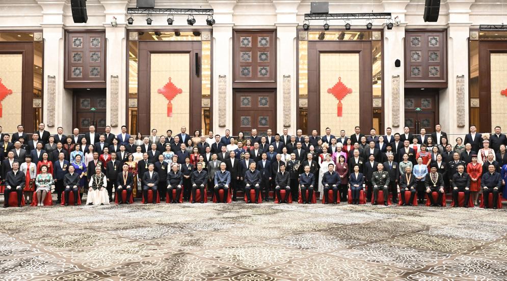 El presidente chino, Xi Jinping, también secretario general del Comité Central del Partido Comunista de China y presidente de la Comisión Militar Central, posa para una fotografía grupal mientras se reúne con representantes de todos los grupos étnicos y de todos los ámbitos de la vida en la región autónoma uygur de Xinjiang, en el noroeste de China, en Urumqi, la capital regional, el 23 de septiembre de 2025. (Xinhua/Yan Yan)