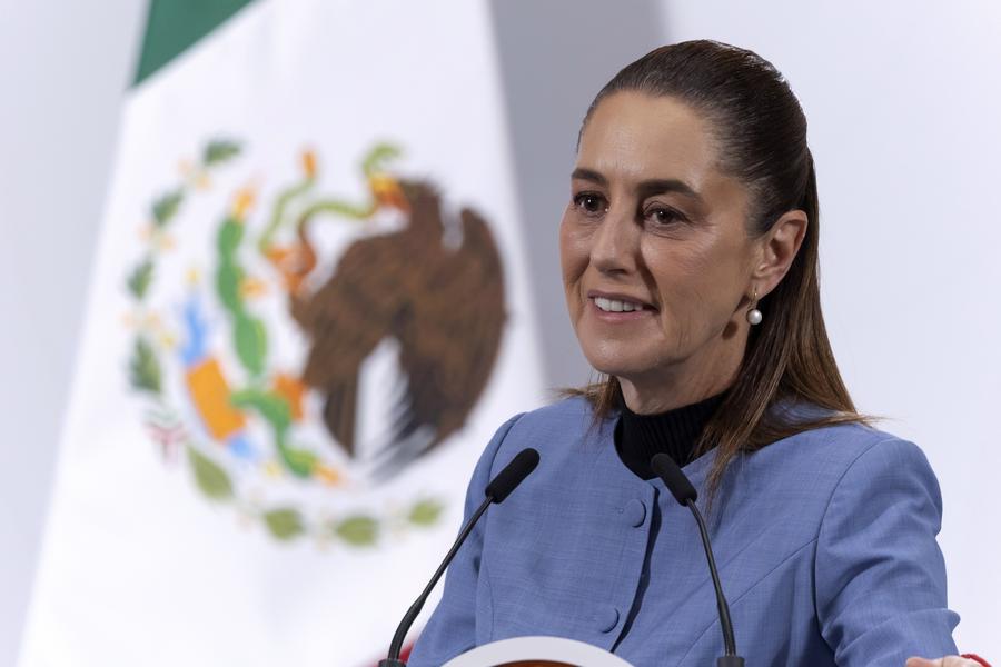 Imagen proveída por la Presidencia de México de la presidenta mexicana, Claudia Sheinbaum, sonriendo durante su conferencia de prensa matutina, en Palacio Nacional, en la Ciudad de México, capital de México, el 22 de septiembre de 2025. (Xinhua/Presidencia de México)