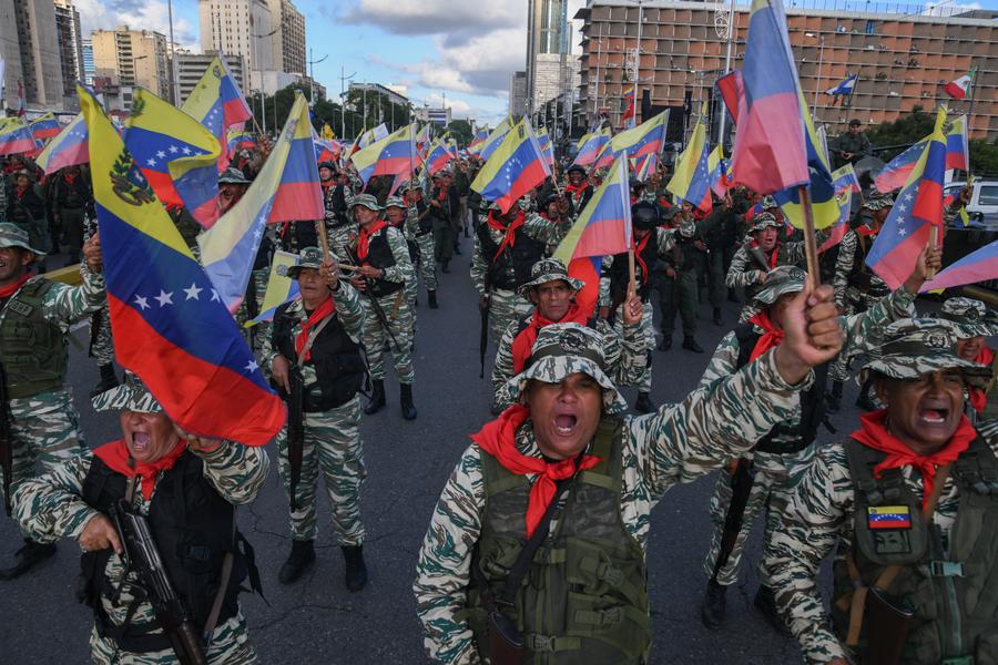 Integrantes de la Milicia Bolivariana participan en una marcha, en Caracas, capital de Venezuela, el 23 de septiembre de 2025. (Xinhua/Marcos Salgado) 