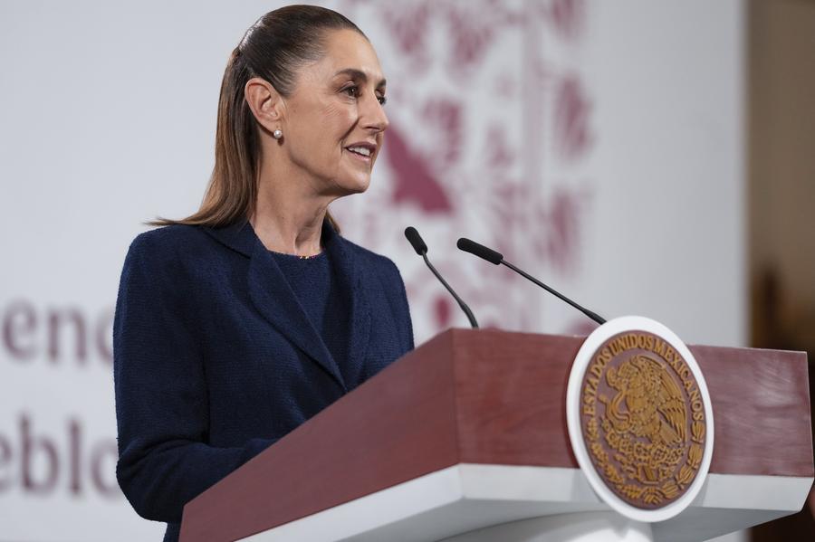 Imagen proveída por la Presidencia de México de la presidenta mexicana, Claudia Sheinbaum, hablando durante su conferencia de prensa matutina, en Palacio Nacional, en la Ciudad de México, capital de México, el 24 de septiembre de 2025. (Xinhua/Presidencia de México)