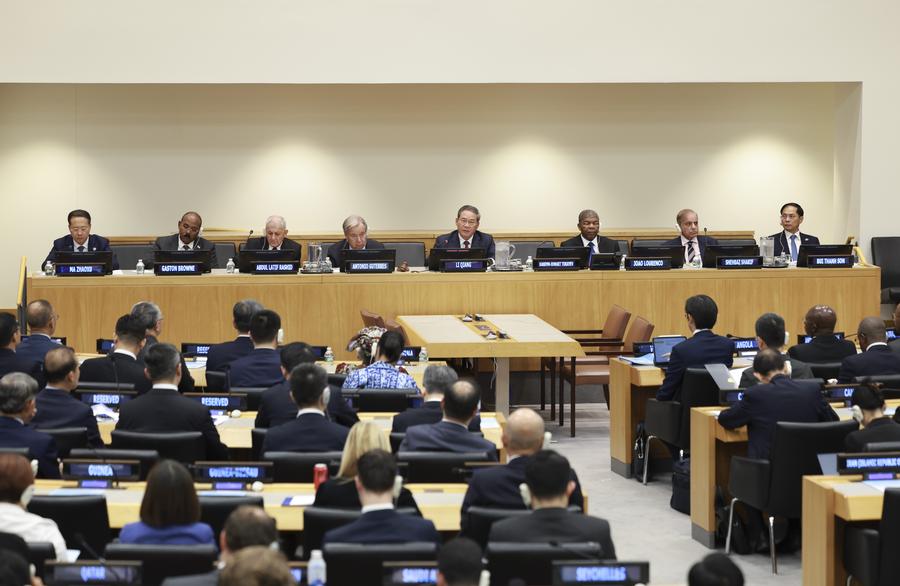 El primer ministro chino, Li Qiang, pronuncia un discurso en una reunión de alto nivel sobre la Iniciativa para el Desarrollo Global organizada por China, en la sede de la ONU, en Nueva York, el 23 de septiembre de 2025. (Xinhua/Ding Haitao) 