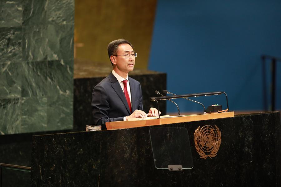Geng Shuang, encargado de negocios de la Misión Permanente de China ante las Naciones Unidas, presenta el borrador de resolución a la Asamblea General en la sede de la ONU, en Nueva York, el 5 de septiembre de 2025. (Xinhua/Xie E) 