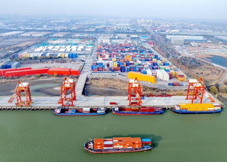 Vista aérea tomada con un dron el 4 de enero de 2025 de buques de carga en una terminal de contenedores del puerto de Yangzhou, en la provincia de Jiangsu, en el este de China. (Xinhua/Ren Fei) 