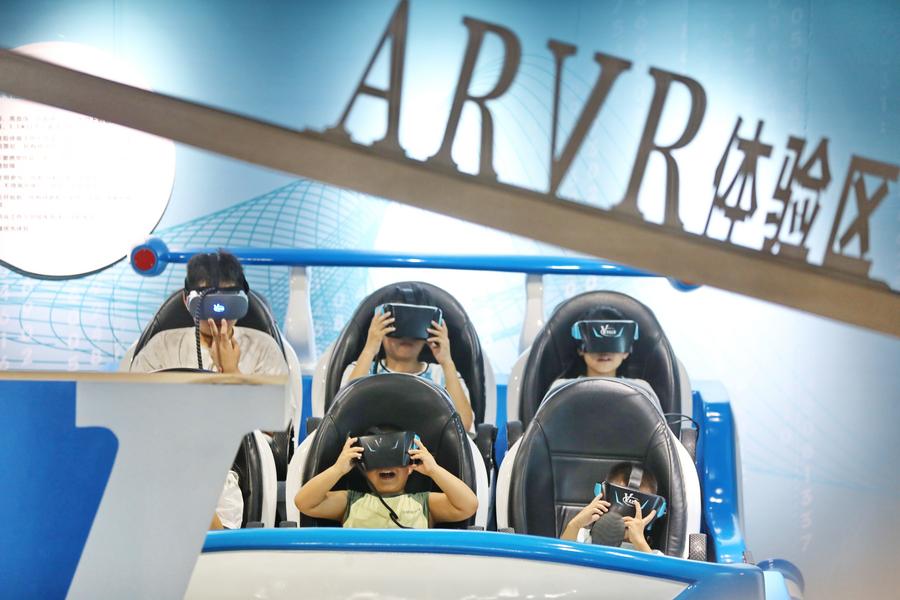 Un grupo de niños prueba dispositivos de realidad aumentada y realidad virtual en un salón de ciencia y tecnología de la ciudad de Jiaxing, en la provincia oriental china de Zhejiang, el 12 de julio de 2025. (Xinhua/Jin Peng)