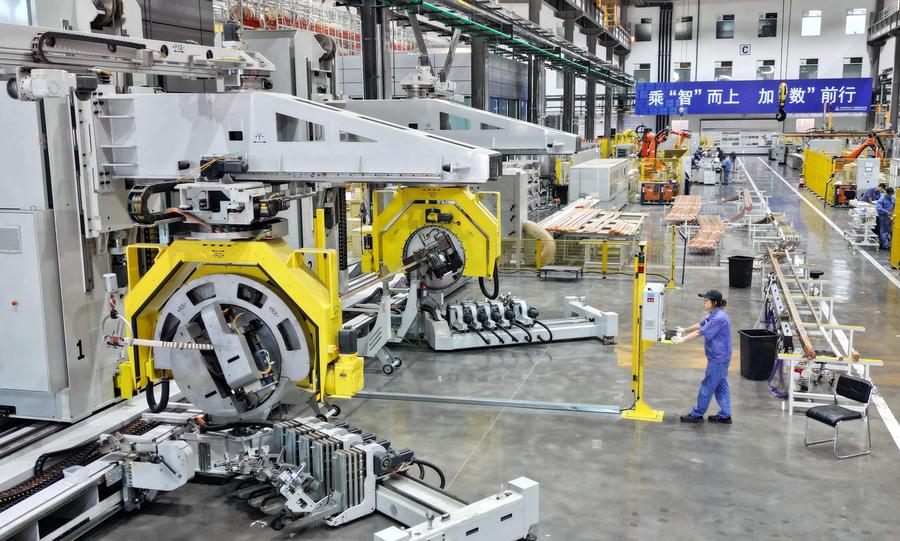 Imagen: Escena de producción automatizada en la super fábrica de automóviles Seres, situada en la Nueva Área de Liangjiang, Chongqing. (Foto: Wang Quanchao / Xinhua)