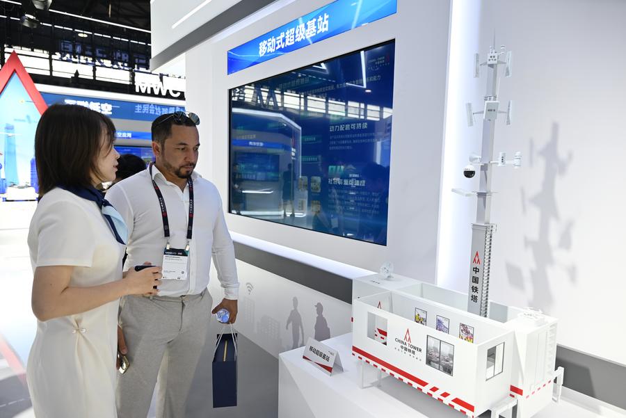 Un visitante se informa sobre las soluciones de súper estaciones base móviles en el puesto de China Tower, en el Congreso Mundial de Móviles (Shanghai), en la metrópoli oriental china de Shanghai, el 18 de junio de 2025. (Xinhua/Chen Aiping)