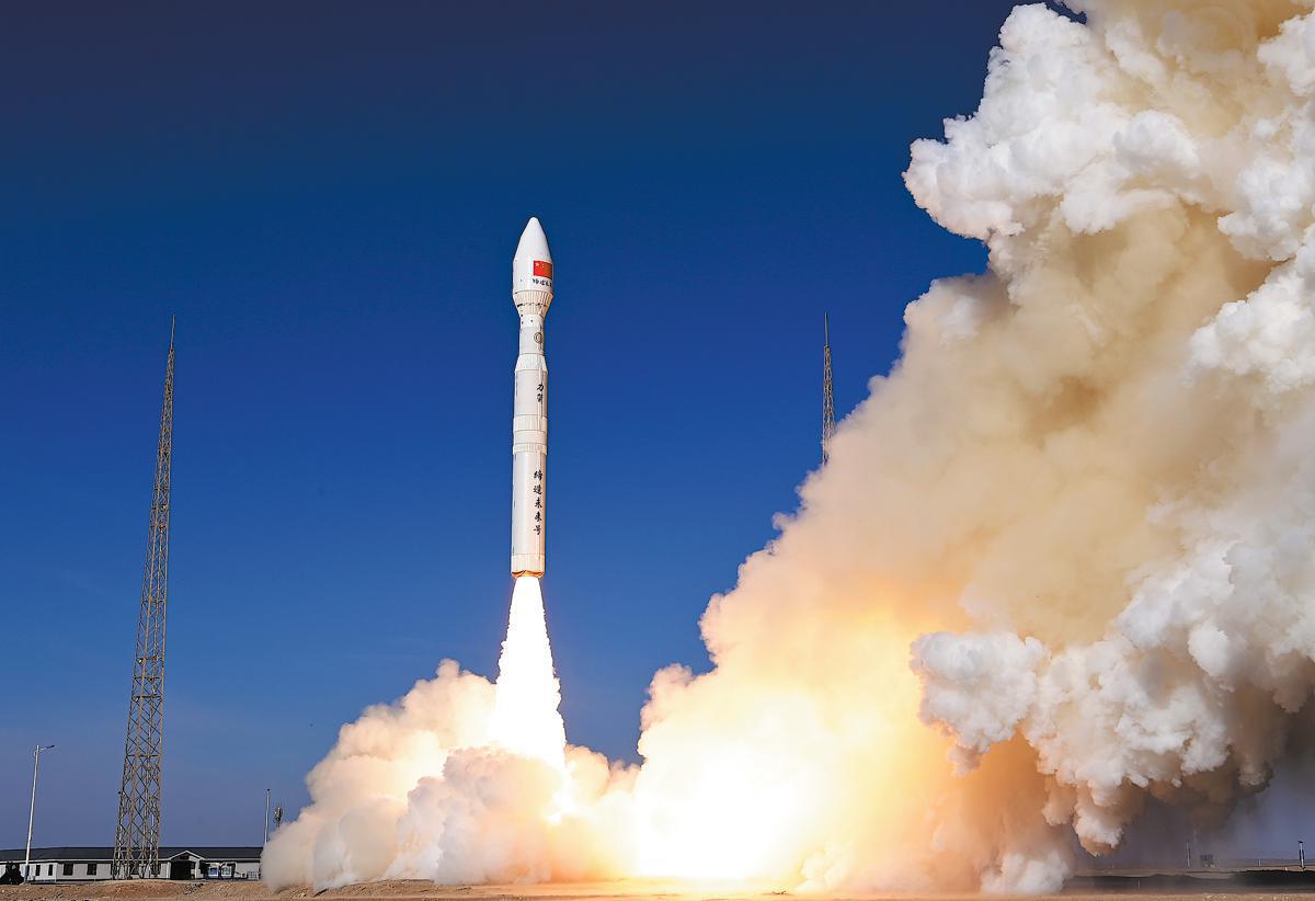 El lanzamiento del satélite marca un nuevo hito en la cooperación entre los Emiratos Árabes Unidos y China                    El reciente lanzamiento de un satélite multifuncional, desarrollado conjuntamente por ingenieros chinos y árabes, ha marcado un "nuevo hito en la cooperación entre los Emiratos Árabes Unidos y China", según el Centro de Ingeniería de Microsatélites de Shanghai.