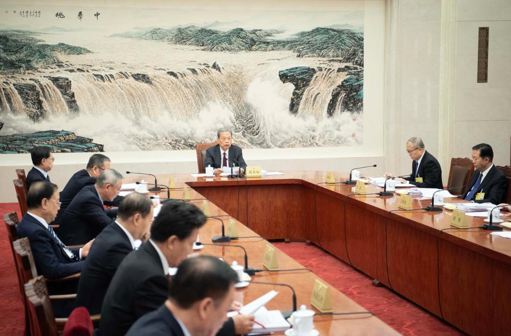 Legisladores chinos escuchan informes en medio de sesión legislativa