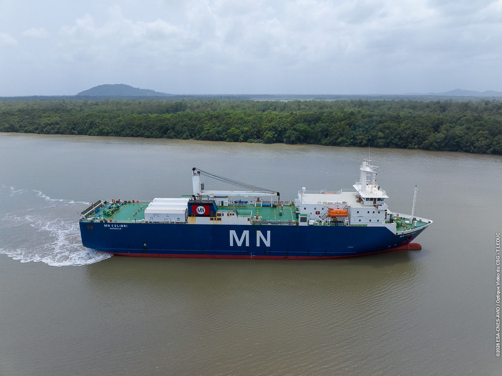Buque de carga Colibri transporta el modelo de vuelo del satélite y su equipo de prueba a través del Océano Atlántico. [Foto: Agencia Espacial Europea]