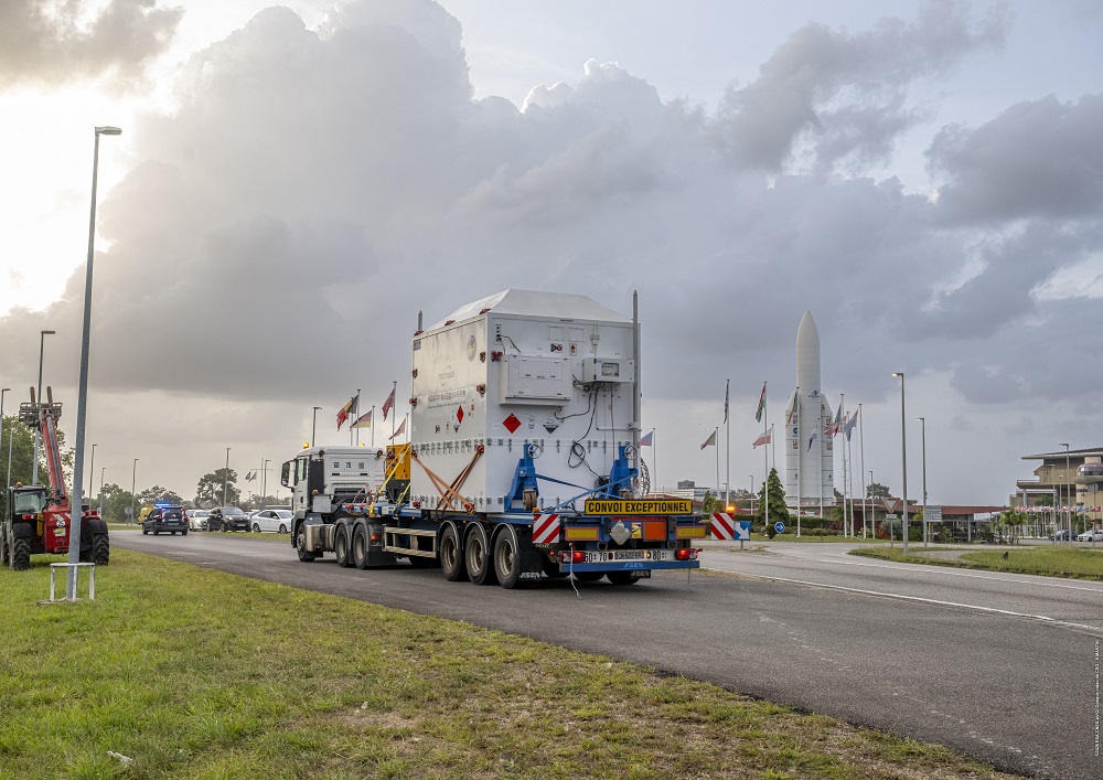 El hardware crítico para el satélite SMILE es transportado al complejo de lanzamiento. [Foto: Agencia Espacial Europea]
