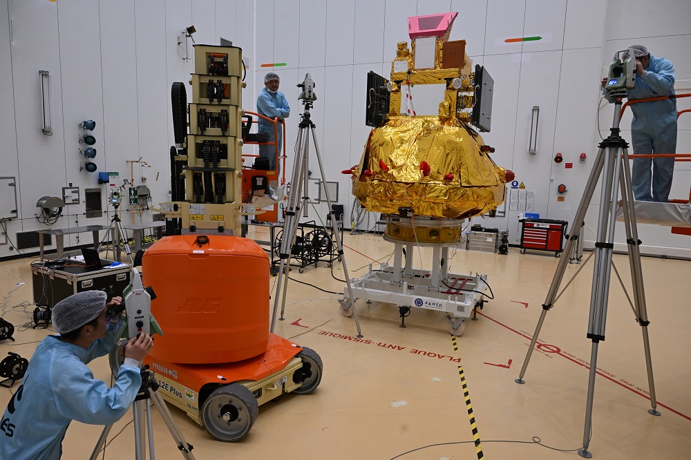 Satélite SMILE se prueba en el puerto espacial. [Foto: Agencia Espacial Europea]