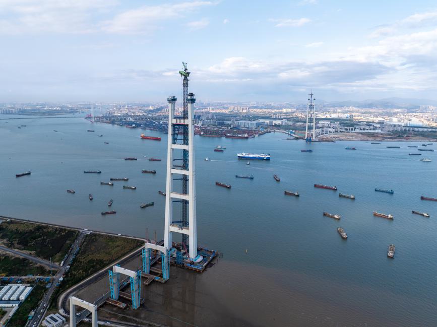 En construcción las torres a ambos lados del Gran Puente Shiziyang, un proyecto clave de control del enlace Shiziyang, provincia de Guangdong, 26 de marzo del 2026. [Foto: proporcionada a chinadaily.com.cn]