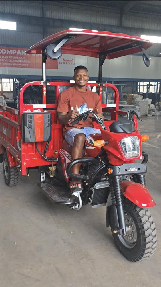 Diferentes tipos de motocicletas de tres ruedas dedicadas, producidas por Chongqing Shangfeng Technology, con sede en Chongqing, están siendo enviadas al extranjero. [Foto: proporcionada a China Daily]