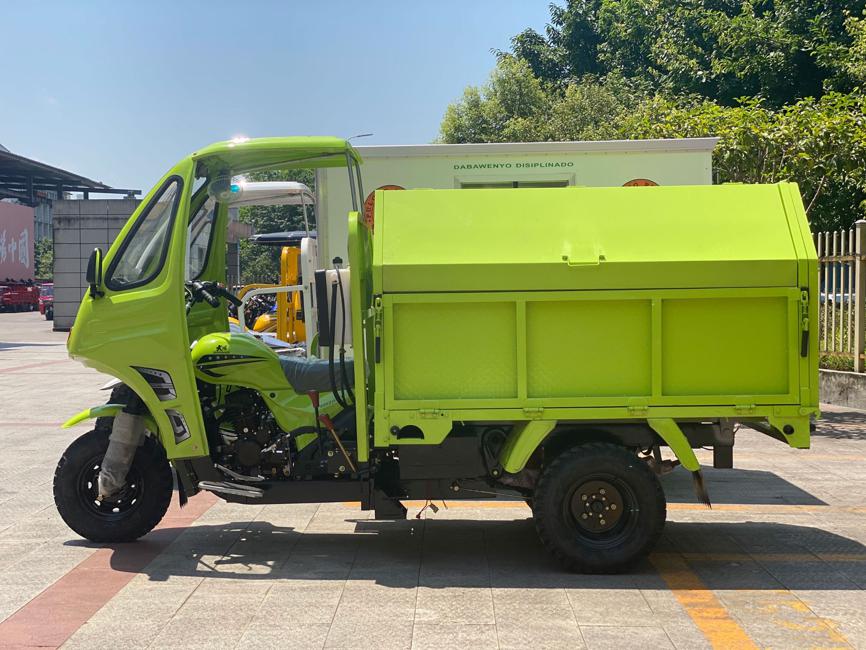 Diferentes tipos de motocicletas de tres ruedas dedicadas, producidas por Chongqing Shangfeng Technology, con sede en Chongqing, están siendo enviadas al extranjero. [Foto: proporcionada a China Daily]