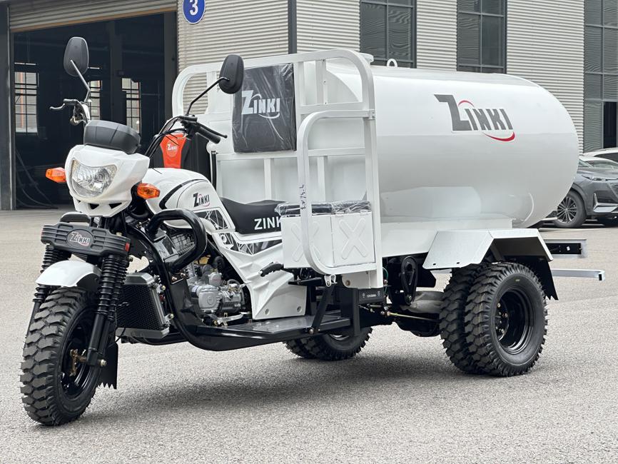 Diferentes tipos de motocicletas de tres ruedas dedicadas, producidas por Chongqing Shangfeng Technology, con sede en Chongqing, se envian al extranjero. [Foto: proporcionada a China Daily]