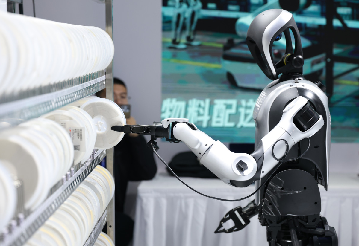 Robot humanoide demuestra sus capacidades durante la Convención de Ciencia Ficción China 2026, Shijingshan, Beijing. [Foto: Xinhua]